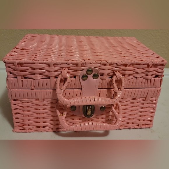 Delton Porcelain Tea Set - Picture 4 of 5